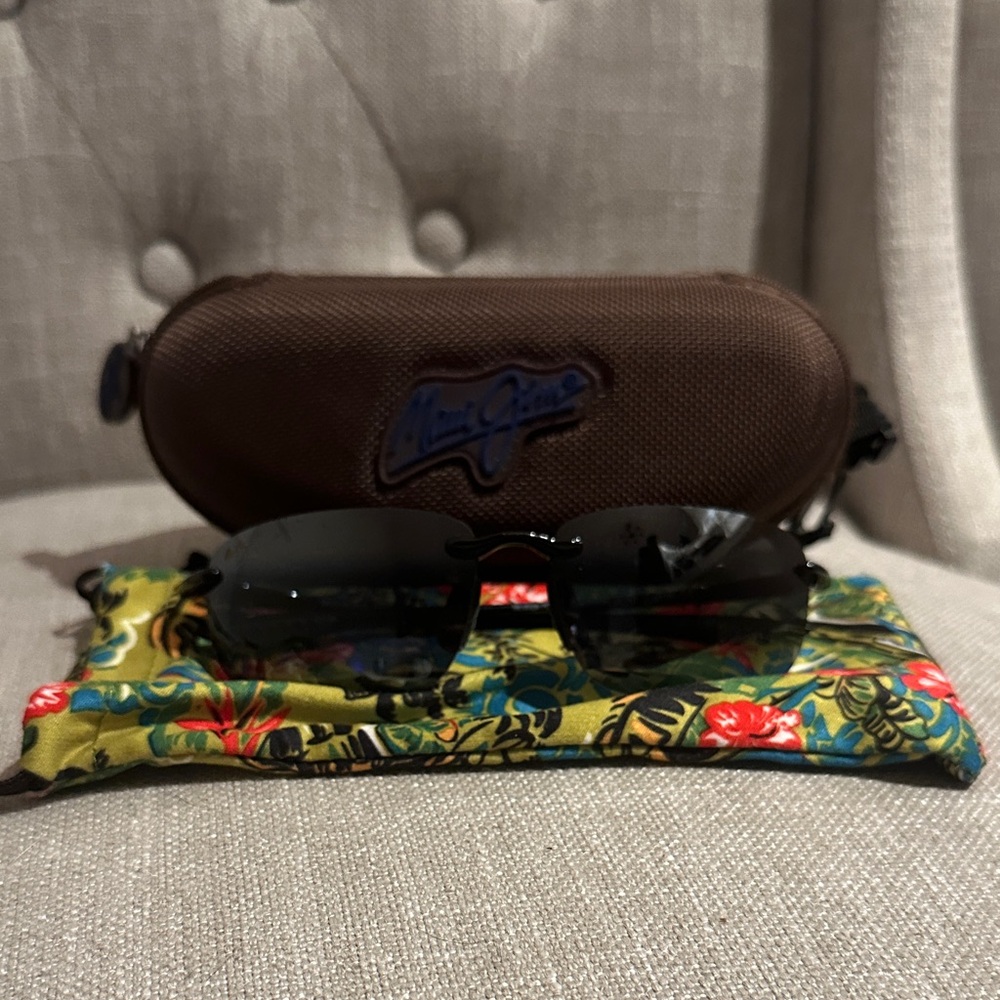 Maui Jim Ho’okipa Black Sunglasses with  Case with Floral Pouch